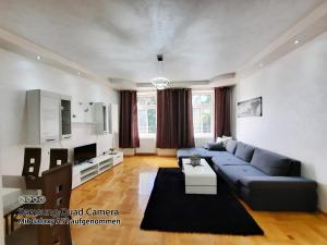 ウィーンにあるLux Apartments Prestigeのリビングルーム(ソファ、テーブル付)