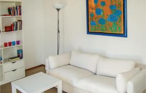 ein Wohnzimmer mit einem weißen Sofa und einem Tisch in der Unterkunft Beautiful Home In Milna With House Sea View in Milna