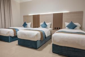 ابات بارك Abat Park في الباحة: غرفة نوم بسريرين مع وسائد زرقاء