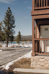 a building with the on the side of a road at Vintage Lakeside Inn in Big Bear Lake