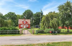 una casa roja con una bandera encima en Beautiful Home In Mullsj With Kitchen en Mullsjö