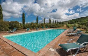 une grande piscine avec des chaises dans l'établissement La Dependance, à Migliano