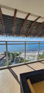 ein Wohnzimmer mit Meerblick in der Unterkunft Alquiler Apto Ibiza Playa Corona- Reserva mínimo 2 noches in Copecito