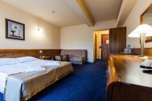 Postel nebo postele na pokoji v ubytování Hotel Marysin Dwór