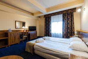 Postel nebo postele na pokoji v ubytování Hotel Marysin Dwór