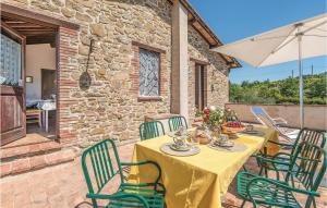 een patio met een tafel en stoelen en een parasol bij Il Terrazzo in Baccano
