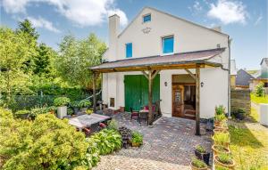 Casa blanca con patio con mesa en Gorgeous Home In Knigsee With Wifi, en Barigau