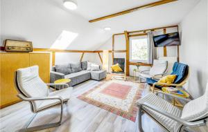 sala de estar con sofá y sillas en Gorgeous Home In Knigsee With Wifi, en Barigau