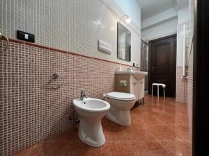 bagno con servizi igienici e lavandino di OPUNTIA DELL'ETNA BIKE HOUSE a Mascalucia