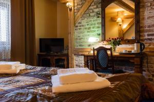 Postel nebo postele na pokoji v ubytování Hotel Marysin Dwór