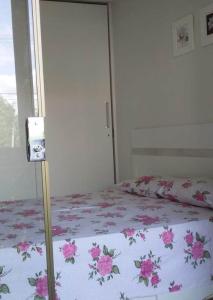 Giường trong phòng chung tại Flat Condomínio Hotel Fazenda Gravatá Monte Castelo