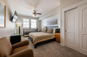 1 dormitorio con 1 cama y 1 sofá en Winter Park FF Select Rated Condo 4654, en Winter Park