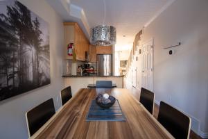 uma mesa de jantar com cadeiras e uma tigela em Renovated Chalet at Mystic Springs, Mountain Views, Pets Welcome! em Canmore