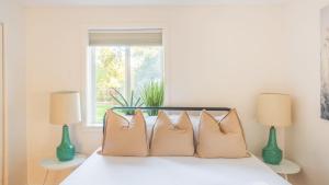 Gambar di galeri bagi Comfy w King Bed Bring pup & walk 2 Everything di Arvada