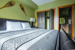 Postelja oz. postelje v sobi nastanitve Renovated Condo, 2BR, 2BA, Heated Pool, 3 Hot Tubs, Pets Welcome!