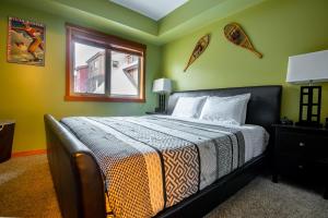 Postelja oz. postelje v sobi nastanitve Renovated Condo, 2BR, 2BA, Heated Pool, 3 Hot Tubs, Pets Welcome! + 27 fotografij
