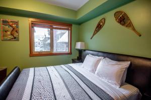 Postelja oz. postelje v sobi nastanitve Renovated Condo, 2BR, 2BA, Heated Pool, 3 Hot Tubs, Pets Welcome!