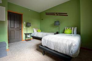 Postelja oz. postelje v sobi nastanitve Renovated Condo, 2BR, 2BA, Heated Pool, 3 Hot Tubs, Pets Welcome!