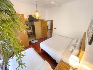 - une chambre avec un lit et un canapé dans l'établissement À La Koh Kood Resort, à Ko Kood