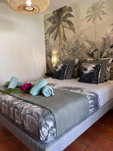 una camera con un grande letto di KARIBEKO : Exceptionnel & Rare : Plage , Piscine, WiFi privé a Saint-François
