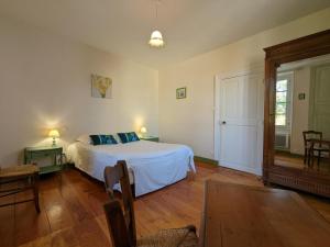 1 dormitorio con cama, mesa y espejo en Gîte Baignes-Sainte-Radegonde, 5 pièces, 7 personnes - FR-1-653-169, en Le Tâtre