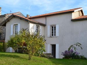 uma casa branca num quintal com relva em Gîte Baignes-Sainte-Radegonde, 5 pièces, 7 personnes - FR-1-653-169 em Le Tâtre