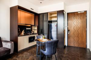 a kitchen and dining room with a table and chairs at Scarletz Suites KLCC by Mana-Mana in Kuala Lumpur