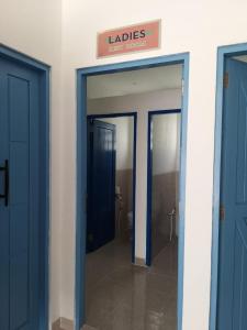 Trois ascenseurs dans un bâtiment avec portes bleues dans l'établissement Anjo Maumere Hotel & Restaurant, à Nangalima