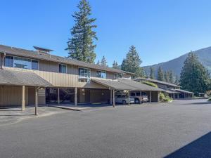 ein Gebäude mit einem Auto auf einem Parkplatz in der Unterkunft SKI-Mount Hood Charm-Welches,Golf and SKI resort condo,W&D, WIFI,Near Woods,Hiking,Fishing in Mount Hood Village