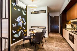 a kitchen and dining room with a table and chairs at Scarletz Suites KLCC by Mana-Mana in Kuala Lumpur