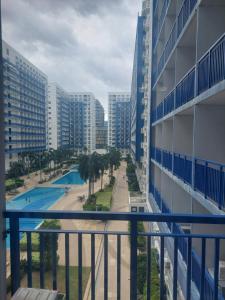 Vaizdas į baseiną apgyvendinimo įstaigoje Sea Residences Mall of Asia by Elsie arba netoliese