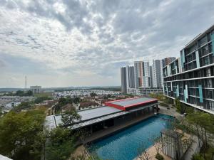 - une vue sur un bâtiment avec piscine dans l'établissement Casa Sepuluh @ Core Soho Suites Kota Warisan, à Sepang