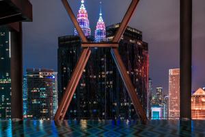uitzicht op de skyline van de stad 's nachts bij Scarletz Suites KLCC by Mana-Mana in Kuala Lumpur
