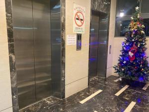 台中的住宿－Feng Chia Hygge，建筑物电梯里的圣诞树