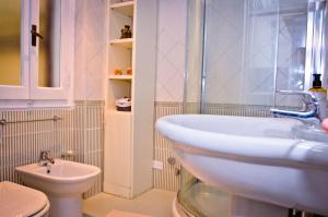 un baño con lavabo e inodoro en La Casetta di Zio Mario, en Roma 22 fotos más