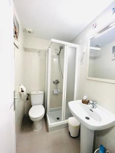 a bathroom with a shower and a toilet and a sink at Apartamento Brisa de Menorca in Son Parc