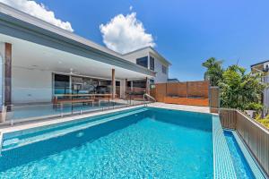 a swimming pool in the backyard of a house at Whitsunday living on Hillcrest in Airlie Beach