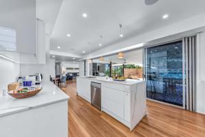 Kuchyň nebo kuchyňský kout v ubytování Whitsunday living on Hillcrest