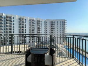 un balcón con vistas a un gran edificio de apartamentos en Yas Island - 2 Bedrooms, 2 toilet with shared Pool & Parking en Abu Dabi