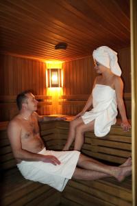 um homem e uma mulher sentados numa sauna em Asiya em Odessa