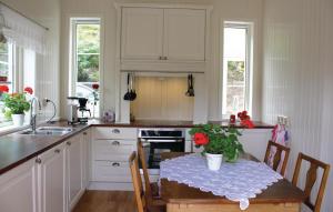Kuchyň nebo kuchyňský kout v ubytování Awesome Home In Lyngdal With Wifi
