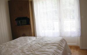 リュングダールにあるStunning Home In Lyngdal With 3 Bedrooms And Wifiのベッドルーム(白いベッド1台、窓付)