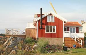 une maison rouge au sommet d'une roche dans l'établissement 2 Bedroom Stunning Home In Rnnng, à Rönnäng
