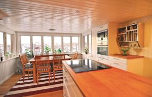 une cuisine avec une table et une salle à manger dans l'établissement 2 Bedroom Stunning Home In Rnnng, à Rönnäng