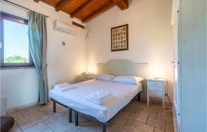 - une chambre avec un lit blanc et une fenêtre dans l'établissement Villa Luca, à Vitorchiano