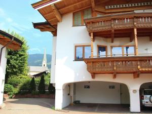 キルヒベルク・イン・チロルにあるHoliday home in Kirchberg with saunaのバルコニーとガレージ付きの家