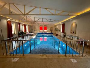 - une grande piscine dans un grand bâtiment dans l'établissement Mountain Garden & SPA, à Besqaynar