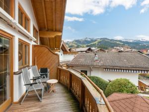 キルヒベルク・イン・チロルにあるHoliday home in Kirchberg with saunaの家の景色を望むバルコニー(椅子付)