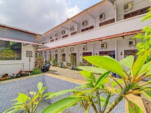 a courtyard of a building with plants in the foreground at SUPER OYO 1356 Gusti Residence in Dalung