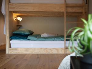a bunk bed in a room with aarijuanaarijuana at The Lab Experiments in Thun